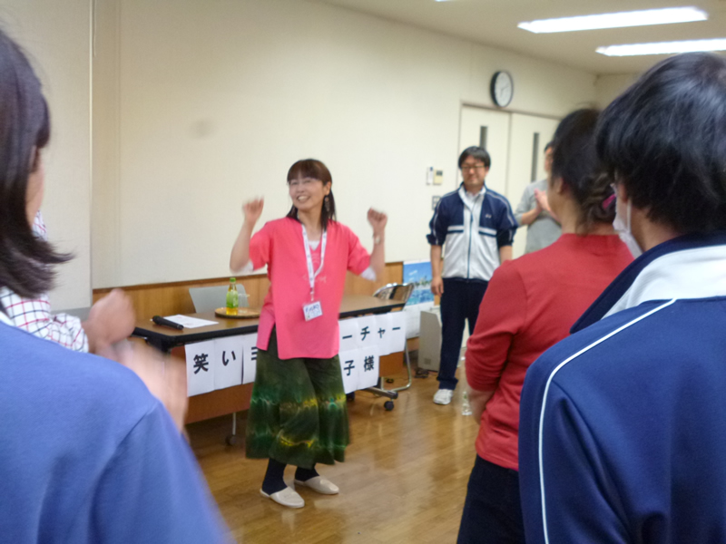 みやまの里に「笑いヨガ」がやってきた