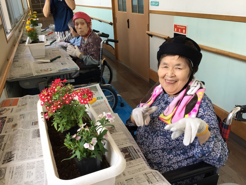 中庭の花壇整備を行いました！