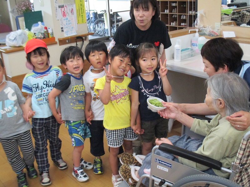 ～西海保育園の年長さん、よもぎ団子もってくる～