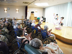 歌と踊りのショー「いけめん亭」